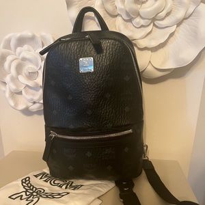 MCM Aren Sling Bag in Visetos black